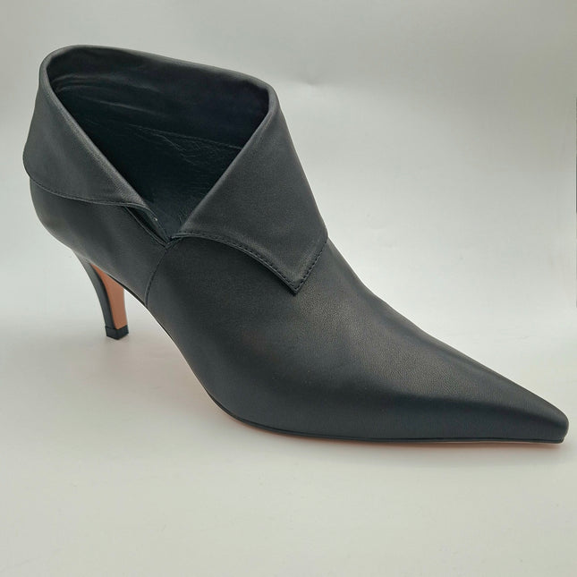 Lola Cruz 065T14BK low cut shoe boot