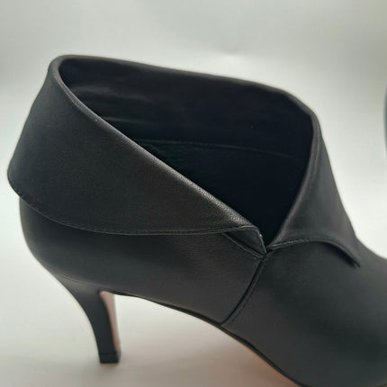 Lola Cruz 065T14BK low cut shoe boot